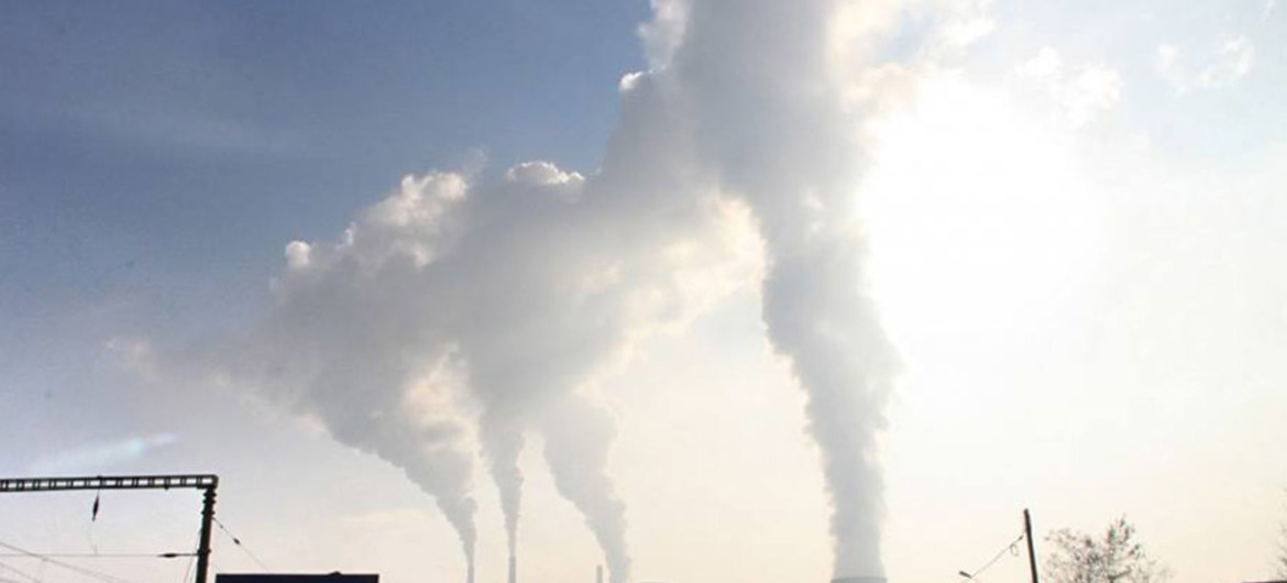 Foto: PNUMA: Emisión de gases contaminantes en la atmósfera.