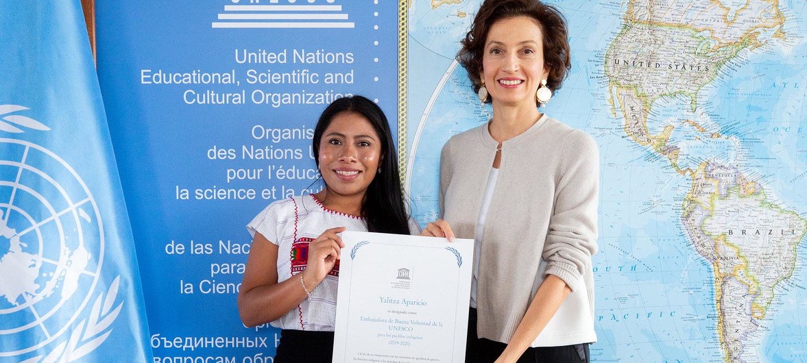 Yalitza Aparicio recibe el nombramiento de embajadora de Buena Voluntad de la UNESCO de manos de Audrey Azoulay, directora general de ese organismo.