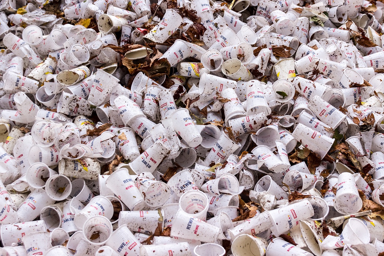 Piden más acción de los gobiernos para combatir plásticos desechables