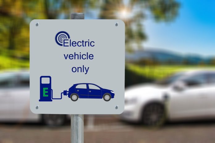 Ventas de automóviles eléctricos este año resisten el golpe de la COVID-19