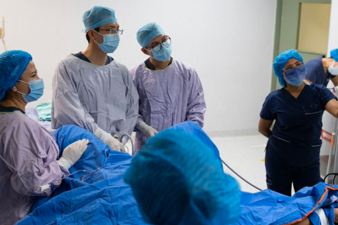 Un doctor y una enfermera reciben beca internacional en Urología de Iberdrola México