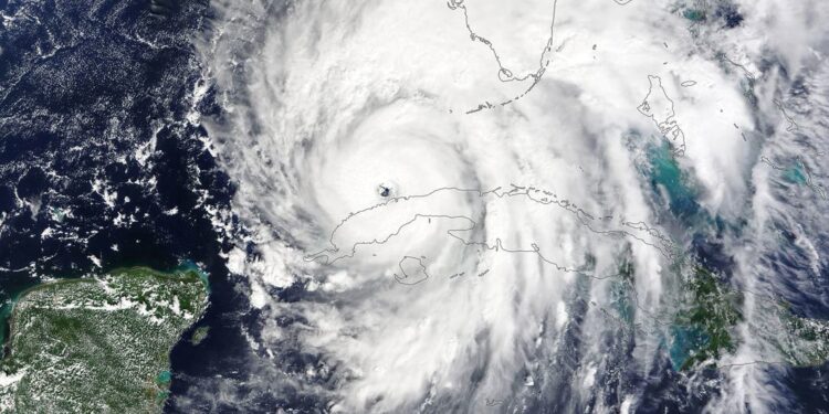 El huracán Otis toca tierra en México con una fuerza máxima de categoría 5