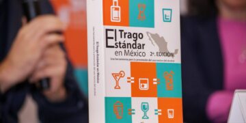 FISAC promueve la responsabilidad ante el consumo de alcohol con la edición 2023 del libro "Trago Estándar"