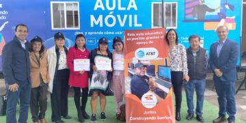 Reconocieron a alumnos del Aula Móvil AT&T en Nezahualcóyotl
