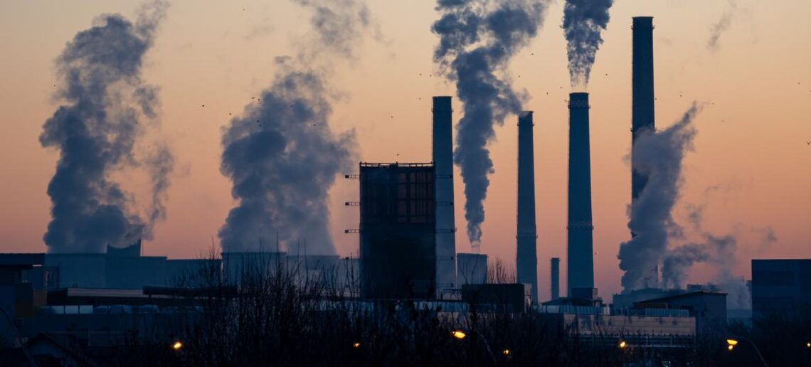 El acuerdo de la COP28 incluye por primera vez una ruta “para dejar atrás” los combustibles fósiles