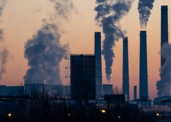 El acuerdo de la COP28 incluye por primera vez una ruta “para dejar atrás” los combustibles fósiles