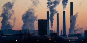 El acuerdo de la COP28 incluye por primera vez una ruta “para dejar atrás” los combustibles fósiles