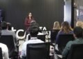Especialista en tecnología de TCS mostrando el panel de control de la plataforma cloud para la gestión de pacientes con cáncer.
