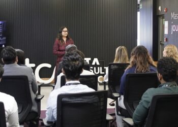 Especialista en tecnología de TCS mostrando el panel de control de la plataforma cloud para la gestión de pacientes con cáncer.
