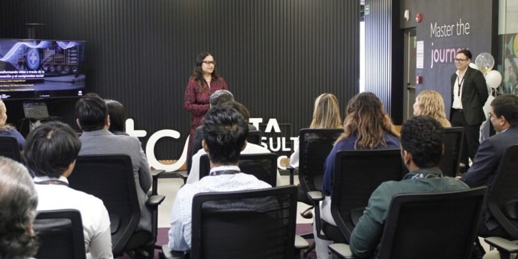 Especialista en tecnología de TCS mostrando el panel de control de la plataforma cloud para la gestión de pacientes con cáncer.
