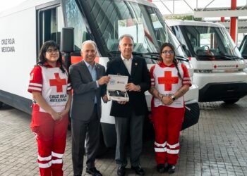 Entrega de los vehículos donados por General Motors a la Cruz Roja mexicana
