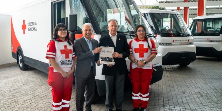 Entrega de los vehículos donados por General Motors a la Cruz Roja mexicana