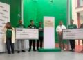 Directivos de Herbalife y del Albergue Infantil Los Pinos durante la entrega del donativo económico en Jalisco.