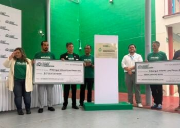 Directivos de Herbalife y del Albergue Infantil Los Pinos durante la entrega del donativo económico en Jalisco.