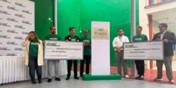 Directivos de Herbalife y del Albergue Infantil Los Pinos durante la entrega del donativo económico en Jalisco.