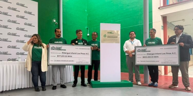 Directivos de Herbalife y del Albergue Infantil Los Pinos durante la entrega del donativo económico en Jalisco.