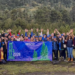 Voluntarios corporativos plantando brotes de oyamel en las faldas del Parque Nacional Nevado de Toluca.