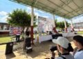 Estudiantes de bachillerato durante la feria en Tlapacoyan.