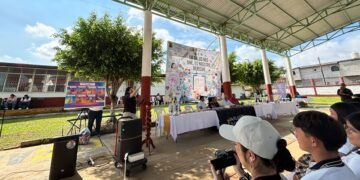 Estudiantes de bachillerato durante la feria en Tlapacoyan.