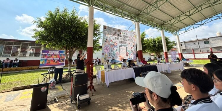 Estudiantes de bachillerato durante la feria en Tlapacoyan.